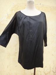 楹 ~ 正品 HIDESAN 海蒂山 黑色 蕾絲袖 亮緞材質七分袖上衣 size: M