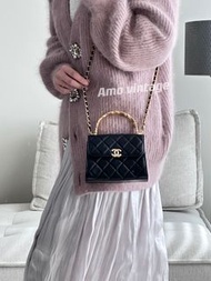 Chanel / 香奈兒 22b中號黑金 鏤空黑白琺瑯手柄鏈條包！尺寸：14.5✖️11.5 最新晶片款！配件：盒子 塵袋 