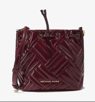 限時優惠活動優惠小紅書全新商品酒紅色流行款大容量旅行用MICHAEL MICHAEL KORS Peyton 漆皮水桶包