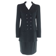 狀況極佳：復古 CHANEL BOUTIQUE 96P P06431 羊毛和絲綢外套和裙子套裝，帶有 Coco Mark 紐扣，黑色，38 碼，法國製造。