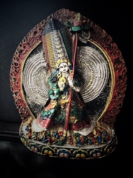 大白傘蓋佛母 回遮之王藏地廟供老擦擦，有 傳承供養的廟供品，純天然礦物彩繪，每一 倜細節都極精美細緻保存完好，背後殊勝裝 藏種子字，尺寸高135寬112mm僅一尊結緣。 （供奉或持誦大白發佛母心 咒的
