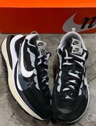 全新特惠Sacai x Nike VaporWaffle black and white 運動舒適 低幫休閒鞋 男女同款 黑白