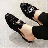 Giày sục da nam > giày sục nam hở gót cao cấp > da bóng đính mác con ngựa chống han rỉ > sang trọng