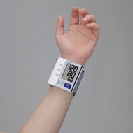 https://youtu.be/RkS7V2jza80 CITIZEN 電子血壓計 CH657 (手腕式)  特性： ✅方便攜帶的15mm超薄型設計 ✅心率不齊顯示 ✅身體誤動提示 ✅90組記憶值 ✅顯示最近3次測量結果的平均值 ✅靜音設計 ✅手腕尺寸: 22-30CM 💥💥💥💥💥💥💥💥💥💥💥  健康產品大品牌  最新型號 放心使用‼️