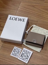 Loewe 三折短夾奶茶色（沙色）