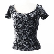 香奈兒 (CHANEL) P78132 Coco 印花絲絨短袖上衣，飾有精緻的 Coco 標誌，黑色和灰色，尺寸 34，含衣架，正品，意大利製造，女款。