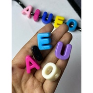 (6 pcs) VOCAL LARGE HOLE LETTER MOTES) VOCAL LETTER/S AIUEO LETTER/S MIXED COLOR LETTER/S
