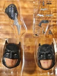 {克拉克玩具}港版 Mezco One:12 蝙蝠俠 兩顆 頭雕+ 蝙蝠飛鏢手形 + 武器組 合售6吋 1/12
