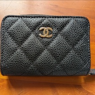 CHANEL 經典菱格紋魚子醬金色小香 LOGO拉鍊卡夾/零錢包(黑X酒紅) ✨最新晶片款