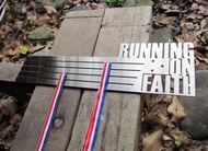 RUNNING ON FAITH 小五排式獎牌架，38cm別緻款，提供不同的空間運用及質感方案