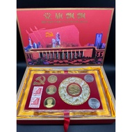 S8064:  中国共产第十六次全国代表大会珍藏  这套纪念章由党微1枚、共产党三代领袖3枚、 分别为毛泽东、邓小平、江泽民,中国人民银行 发行的党纪念币1套2枚。反映中国共产党辉煌历 程,精致浮雕工