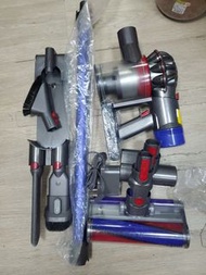 Dyson v8吸塵機及配件 已深層清潔 配一粒全新電