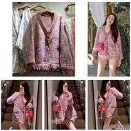 เสื้อคลุมไหมพรมถักสีรุ้ง ผ้าไหมพรมสีสันสกใสสวยมากค่ะ ชายเสื้อปล่อยระบายใส่เดี่ยว หรือใส่เป็นคลุมก็ได