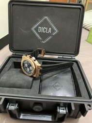 DICLA迪克拉金框金八角方型浮雕石英手錶