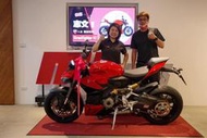 《 康妮賀交車 》恭喜志文 最新款車入手 Ducati Street Fighter V2 街頭霸王外型就是霸氣迷人！