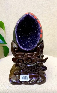 ✨✨精品烏拉圭紫水晶恐龍🦕蛋皮薄洞，配高檔檀木底座 聚財桑氣，紫氣來來朝招財掙扎風水擺件，一流👍🏽👍🏽👍🏽  高23宽13洞深6cm裸石13✖️10cm  重量：2.6公斤
