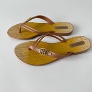 《現貨》Grendha 女生 拖鞋 巴西尺寸35（夏日霓虹 金屬扣飾 防水夾腳拖鞋－米黃色）