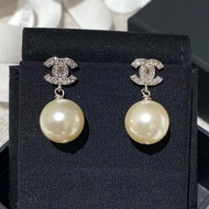 Chanel 經典款垂吊珍珠 銀色水鑽Logo耳環