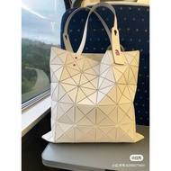 Issey Miyake Tote Bag Sakura Season March Limited Color  
Bao bao issey miyake issey miyake Diamond 