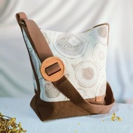 白色和棕色花鳥印花日本布袋可調式肩帶