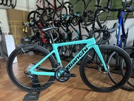 實體單車鋪- 全新Bianchi Aria Disc RoadBike 破風氣動全碳 碟剎公路車 現貨44碼 ut8020套件 voso碳鈴 一體把