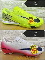 Nike（平底，草地足球鞋）