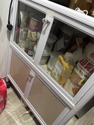 白色儲物櫃