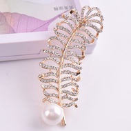 Lace the shirt with the branches and leaves