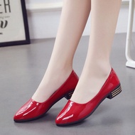 ZhuXiaรองเท้าทำงาน ผญใส่เดินทาง ใส่สบายๆ รองเท้าคัชชูสีแดง ร้องเท้าคัชชู ญ รองเท้าหนังสตรี ส้นเล็กเวดจ์ รองเท้าเดี่ยวกันลื่น รองเท้าลำลอง รองเท้าผู้หญิง รองเท้าทำงานผู้หญิง