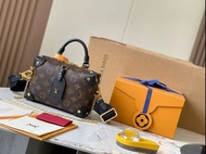 【全新未開】LV Petite Malle Souple 老花款｜經典硬箱軟化設計 名媛必備復古奢華手袋 路易威登 Petite Malle Souple 迷你枕頭包 經典 Monogram 復古高級