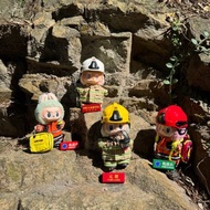 Labubu消防衣套 +喉筆+ 黃色救援頭盔+ 消防面罩+ 紅色背包+ AED