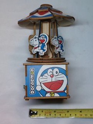 多啦A夢木質DIY音樂盒採用旋轉木馬設計