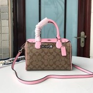 Chris 精品代購 COACH 寇馳 58312 經典波士頓枕頭包 手提包 粉色斜背包美國代購