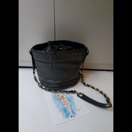 Chanel 金鍊黑荔枝皮束口水桶包 vintage