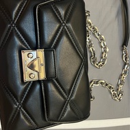 ［二手］MICHAEL KORS SERENA 菱格紋翻蓋鍊帶肩背/斜背二用包-銀釦黑/中