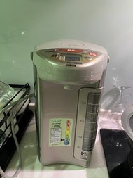 象印超級真空熱水瓶CV-DSF，大容量4公升。功能正常，貨品在捷運新埔站附近，可以郵局寄送貨到付款。