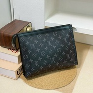 🏷LV 路易威登．Pochette Voyage MM 黑老花手拿包 M61692