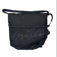 Yohji Yamamoto 山本耀司 - LOGO肩背包 側背包 單肩包 斜背包 郵差包 書包 包包 中性 暗黑