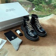 Alexander McQueen 2019新款馬丁靴～McQueen獨有的休閒時尚 正是她值得瘋搶的魅力所在  重點是十分的顯腿長 又型😎又復古 上腳超級正✌🏻 鞋面採用亮面的開邊珠牛皮 在自然光下