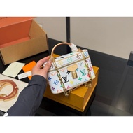 LV   vanity化妆包
size:19*12cm