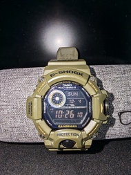這是一款軍綠色的 Casio G-Shock Rangeman GW-9400-3 戶外電波太陽能手錶，特別搭載了醒目的黑色負顯數位螢幕與側邊金屬三重感應器按鈕。