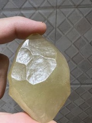 81.6 g -  天然原石 (帶指紋溶蝕紋） - 利比亞沙漠玻璃/沙漠隕石 Libyan desert glass / 利比亞黄金玻璃隕石冲擊玻璃 LDG（手把件）