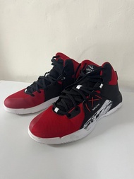 迪卡儂紅色籃球鞋