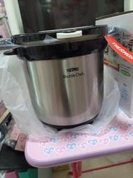 岩岩新到 yen價低 快入手 經典銀黑色 現貨 一個  Thermos  cookers 4.5l 真空煲 燜燒鍋 燜煮烹調器 有意快者油塘即取  啡色 抵用之選  最新款 高貴 亮眼啡色 罕有不銹鋼款 KBG-4500 日版 原裝現貨 跟一本食譜 及一份自家製食譜 日本直送 全新品 膳魔師