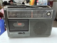 (功能不明！當零件賣！）二手老玩意古董（不過電。無線材）sanyo m2408f錄音機收音機（有磨損掉漆。編號26號貼紙旁比處有缺角-