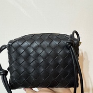 BOTTEGA VENETA Mini Loop 小羊皮迷你相機斜背包(黑色)