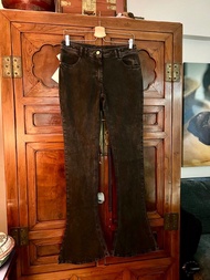 Balmain 義大利🇮🇹製造，全新。 Balmain這款低腰微喇牛仔褲彰顯出時尚前衛的牛仔單品穿搭風格，甄選無彈力牛仔布製成，纖細褲腿搭配微喇褲腳，並配有金色B字Logo紐扣。 口袋: 五口袋 意大