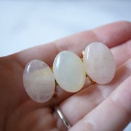 ローズクォーツとシェル調樹脂の三連帯留め