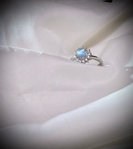 C&W 天然絢彩幽藍月光石手工鑲嵌戒指戒環