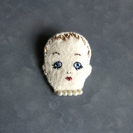 手工刺繡別針 / 珍珠項鍊的陶瓷娃娃